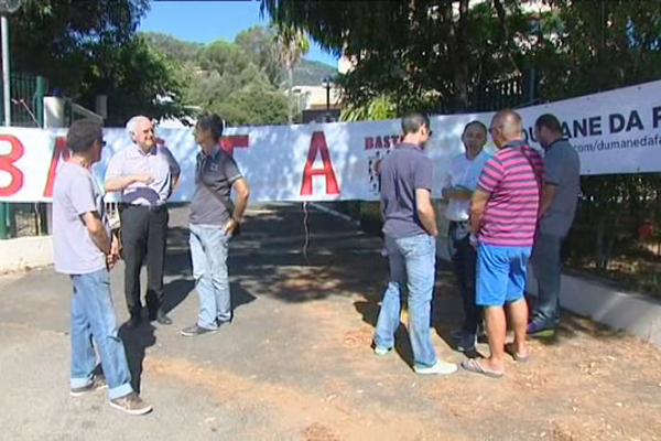 Rassemblement d'une vingtaine de chefs d'entreprise ce mercredi devant l'URSSAF d'Ajaccio. 
