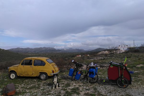 Raïka pose dans les paysages du sud de la Croatie, quelques jours après, elle va disparaître.