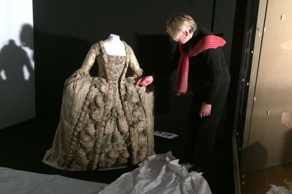 Cette robe authentique du 18ème siècle sera exposée au public dès le 8 avril prochain au centre national du costume de scène à Moulins.