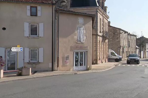 Prahecq, commune de 2000 habitants, à proximité de Niort, est au cœur de l'attention depuis la disparition du couple, dans la nuit du 25 au 26 novembre 2022.