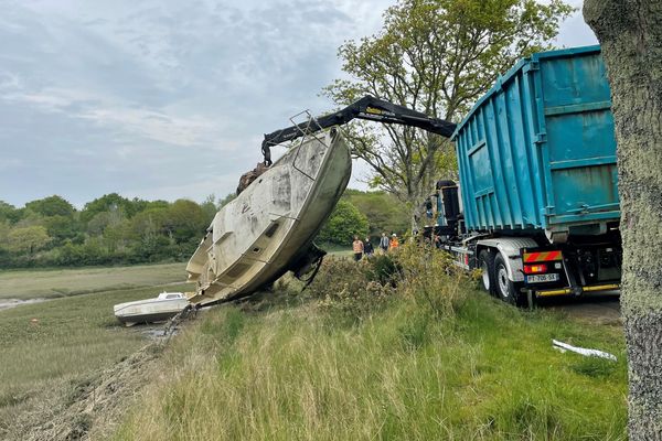 Durant l'opération de retrait de cinq épaves de bateaux de plaisance à Plougastel dans le Finistère