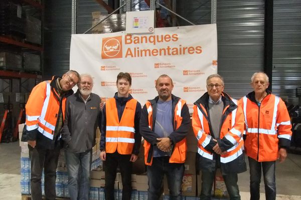 Les bénévoles à gilets orange de la Banque Alimentaire de la Somme