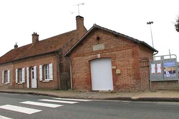 Les habitants d'Yvoy-le-Marron (Loir-et-Cher) ne veulent pas que leur centre d'incendie et de secours déménage. 