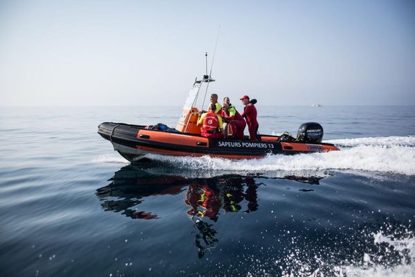 Les sapeurs pompiers interviennent à la nage, avec une bouée, une planche ou un bateau.