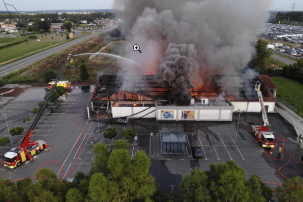 L'incendie a totalement détruit le supermarché.