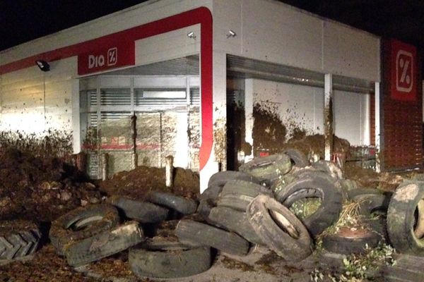 La façade de ce supermarché de Richardménil a été "peinte" à coup de fumier