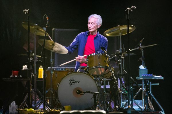 Charlie Watts, batteur et "roc" des Rolling Stones, est mort à 80 ans.