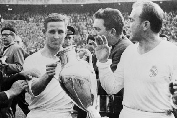 Raymond Kopa et Alfredo Di Stefano soulèvent la Coupe des Clubs Champions en 1957 pour le Real Madrid.