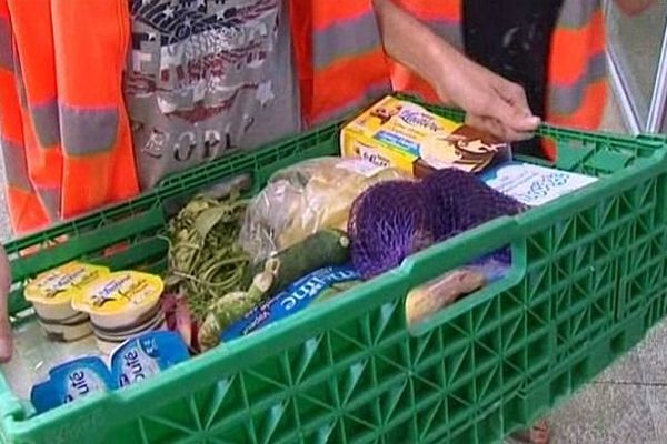 Des étudiants livrent des produits frais aux personnes âgées dans le cadre de l'opération canicule 2013, à Nîmes