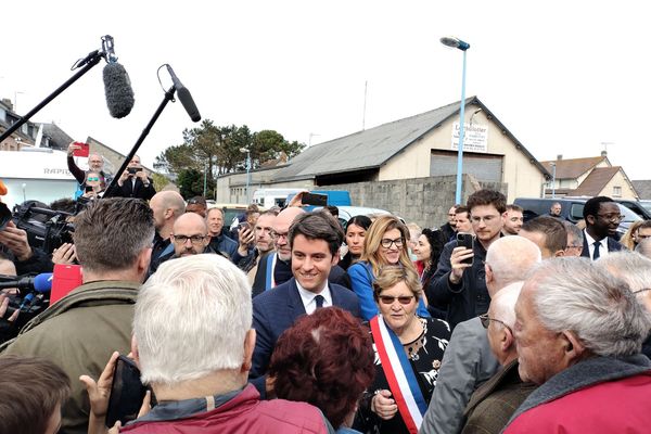 À moins de six semaines des élections européennes, Gabriel Attal s'invite à la 27ᵉ édition de la foire aux bulots à Pirou dans la Manche. Un événement populaire manchois où il va à la rencontre de la population. Il se rendra également dans une exploitation normande pour annoncer une série de mesures pour le monde agricole.