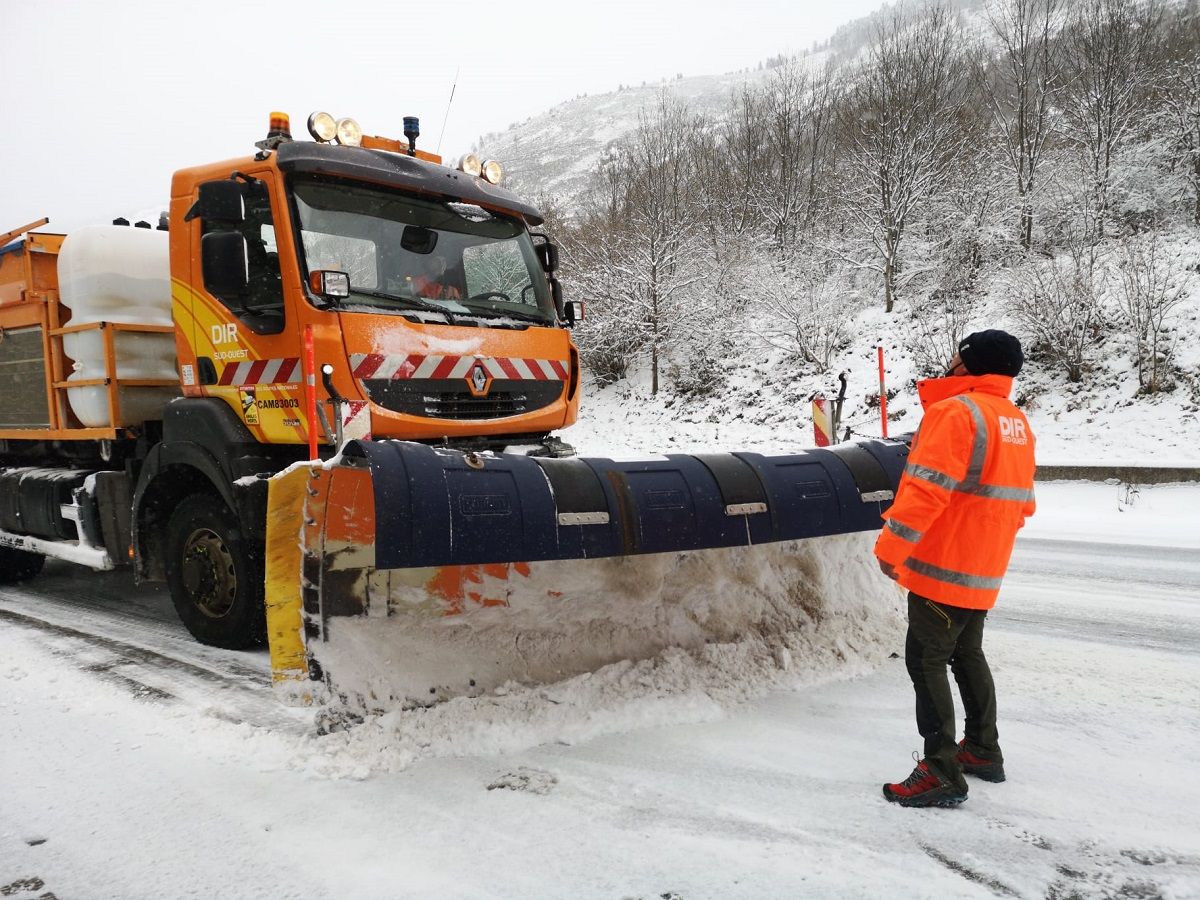 Haute-Garonne : un chasse neige prend feu et bloque la route dans les  Pyrénées