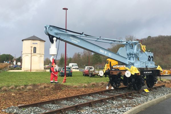 Le wagon-grue de 95 ans a été rénové par l'association Mériller-Vapeur avec l'aide de la commune de Boulazac-Isle-Manoire