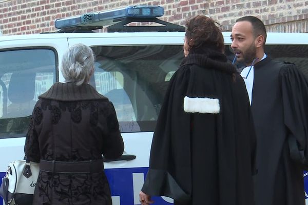 Alice T., accompagnée de son avocat à la cour d'assises de l'Eure le 15 décembre 2023.