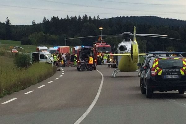 Un hélicoptère est sur place ainsi que plusieurs véhicules des pompiers et de la gendarmerie