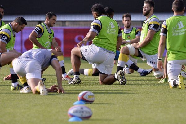 Les joueurs du Stade Rochelais à l'échauffement.