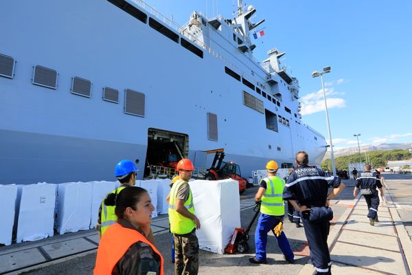 Le BPC Tonnerre appareille sur le port du Toulon 