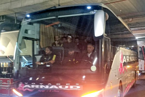 Le bus lyonnais a été pris pour cible avant la rencontre OM-OL, au stade Vélodrome dimanche 29 octobre.