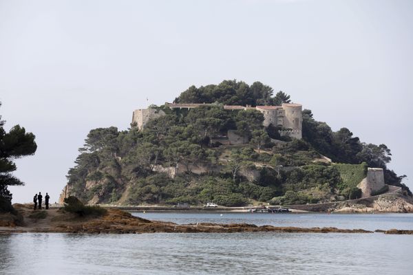 On distingue à peine, par endroits, les contours du fort qui accueille traditionnellement les présidents de la Ve République depuis plus de 50 ans.