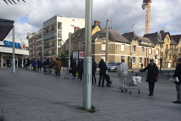 File d'attente devant un supermarché de Rennes