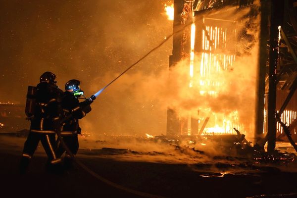 Une centaine de pompiers ont été déployés sur le site pour venir à bout de l'incendie