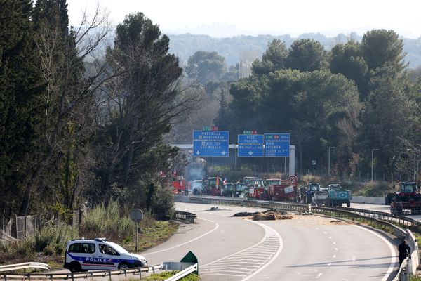 Blocage des agriculteurs sur l'A51 près d'Aix-en-Provence le 30 janvier 2024