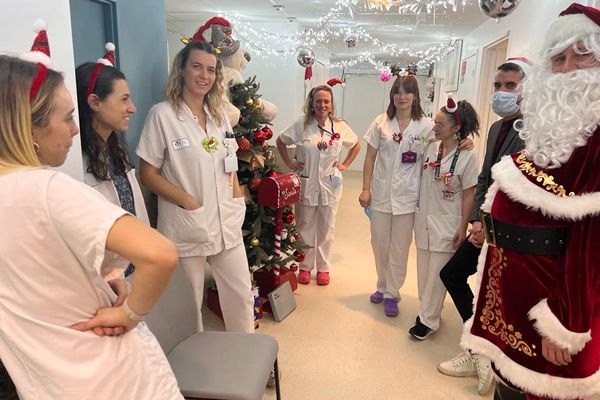 Un père-Noël et du personnel déguisé, de quoi redonner le sourire aux enfants hospitalisés à L'archet 2 de Nice le jour de Noël.