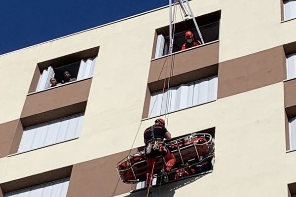 Les pompiers du GRIMP ont procédé à l'évacuation grâce à des cordes