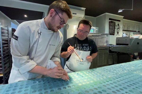 Quentin s'essaie à la confection de chocolats lors d'un stage à la chocolaterie Lamy, à Brive, ce 23 novembre.