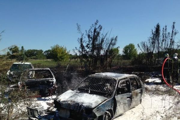 Le feu a détruit plusieurs véhicules 