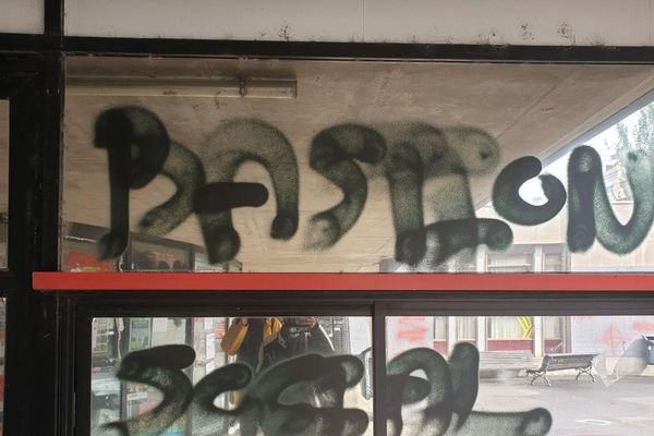 Bastion Social : le nom de l'organisation d'extrême droite, pourtant dissoute, a été taggé sur les murs et les vitres de l'Université Clermont Auvergne.