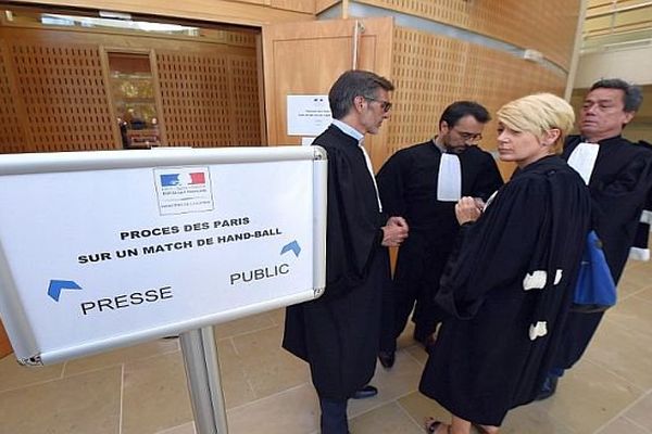 Montpellier - les avocats de la défense devant la salle d'audience - 16 juin 2015.