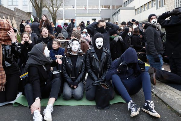 Le 3 février 2020, près de 200 personnes s'étaient rassemblées devant le lycée Desfontaines de Melle pour protester contre les E3C.