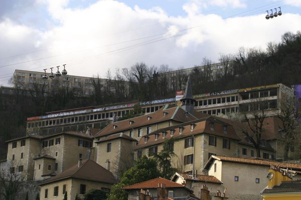 Un homme de 20 ans s'est blessé en chutant du toit de l'institut de géographie alpine à Grenoble.