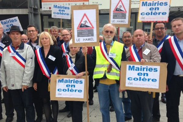 300 maires manifestent à Amiens contre la baisse des dotations d'Etat