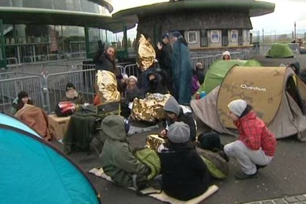 Malgré la neige, le froid, la pluie, les fans sont toujours là. Quand Indochine passe, l'attente trépasse