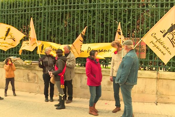 Les éleveurs de volaille réunis devant la préfecture de Nîmes ce mercredi 17 novembre 2021.