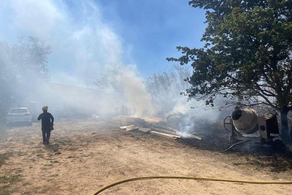 Les pompiers du SDIS 66 interviennent à Perpignan, dans les Pyrénées-Orientales, pour un incendie dans une carrosserie, ce mardi 2 mai 2023.