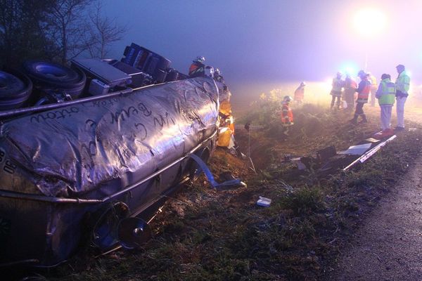 Le camion citerne transportait 35 000 litres de lait.