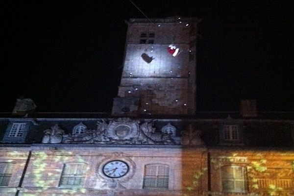 Depuis 1951, le Père Noël descend de la tour Philippe le Bon jusque dans la cour de l'hôtel de ville de Dijon située en contrebas.