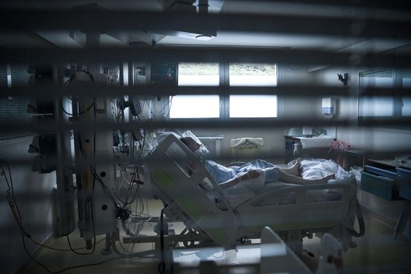 Un patient COVID hospitalisé dans un service de réanimation médicale