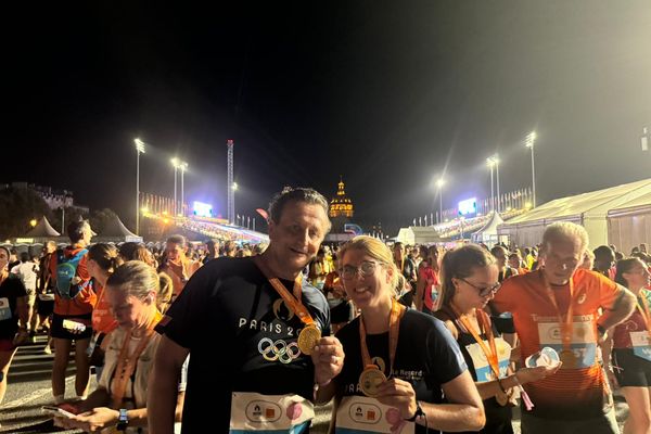 Aurore Sohier et son guide, Emmanuel Robin, à l'arrivée des 10KM du Marathon Pour Tous à Paris