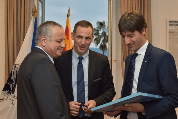 Gilles Simeoni et Jordi Solé (à droite), lors du congrès annuel de l’Alliance libre européenne à Ajaccio, le 31 mars 2016.