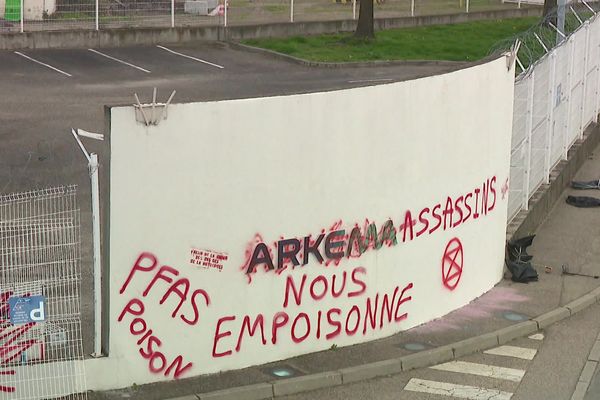 L'un des graffitis sur l'usine d'Arkema, le 2 mars dernier.