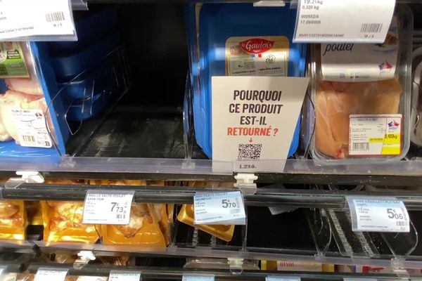 Sur les barquettes retournées, l'association affiche un message, pour inciter les clients du supermarché à se renseigner sur les raisons de cette action. L214 veut pousser LDC à s'engager contre "les pires pratiques d'élevage".