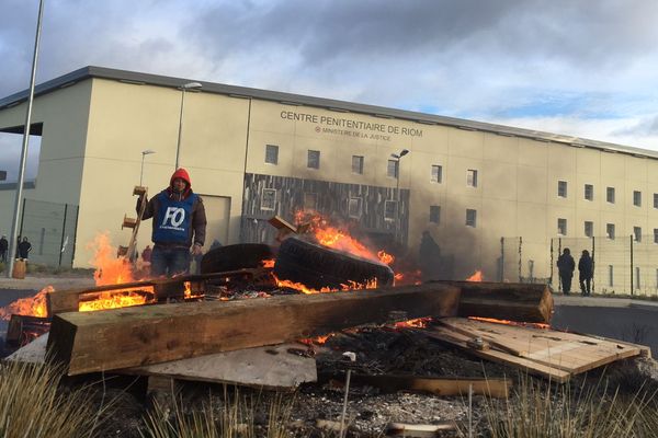 Des palettes et des pneus en feu pour bloquer l'accès au centre pénitentiaire de Riom dans le Puy-de-Dôme depuis 6 heures du matin.