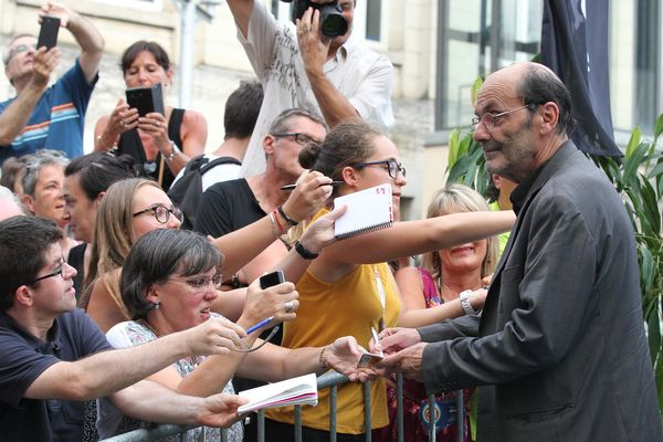 Jean-Pierre Bacri prend le temps de quelques dédicaces auprès du public angoumousin