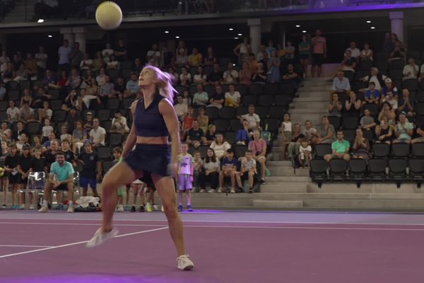 Six fois championne du monde de football freestyle, Mélody Donchet a fait le show au Palais des sports de Caen ce mardi 5 septembre 2023.