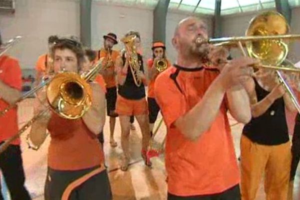 La brigade des tubes, l'une des 30 fanfares invitées à Montpellier pour les 20 ans du festival. 12/06/2015