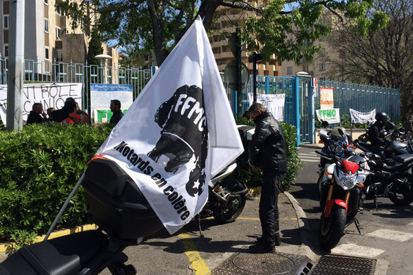 Les motards en colère rassemblés devant la préfecture de Haute-Corse à Bastia, le 16 avril 2016.