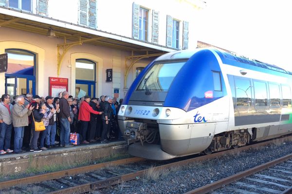 Plus de 200 personnes ont manifesté en gare de Langogne (Lozère) pour sauvegarder la ligne du Cévenol